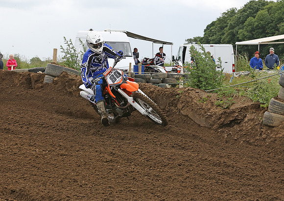 3232