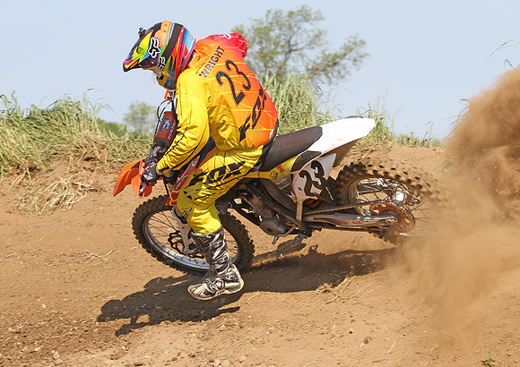 2736