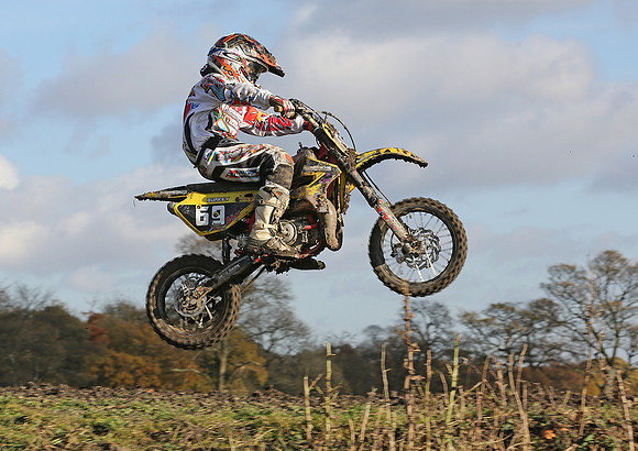 2352
