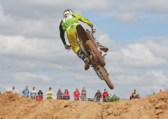 7692