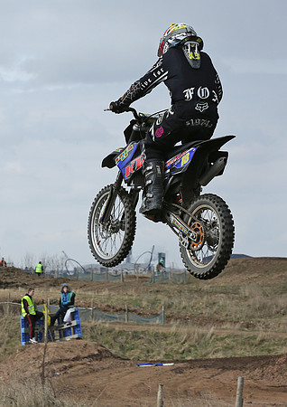 5647